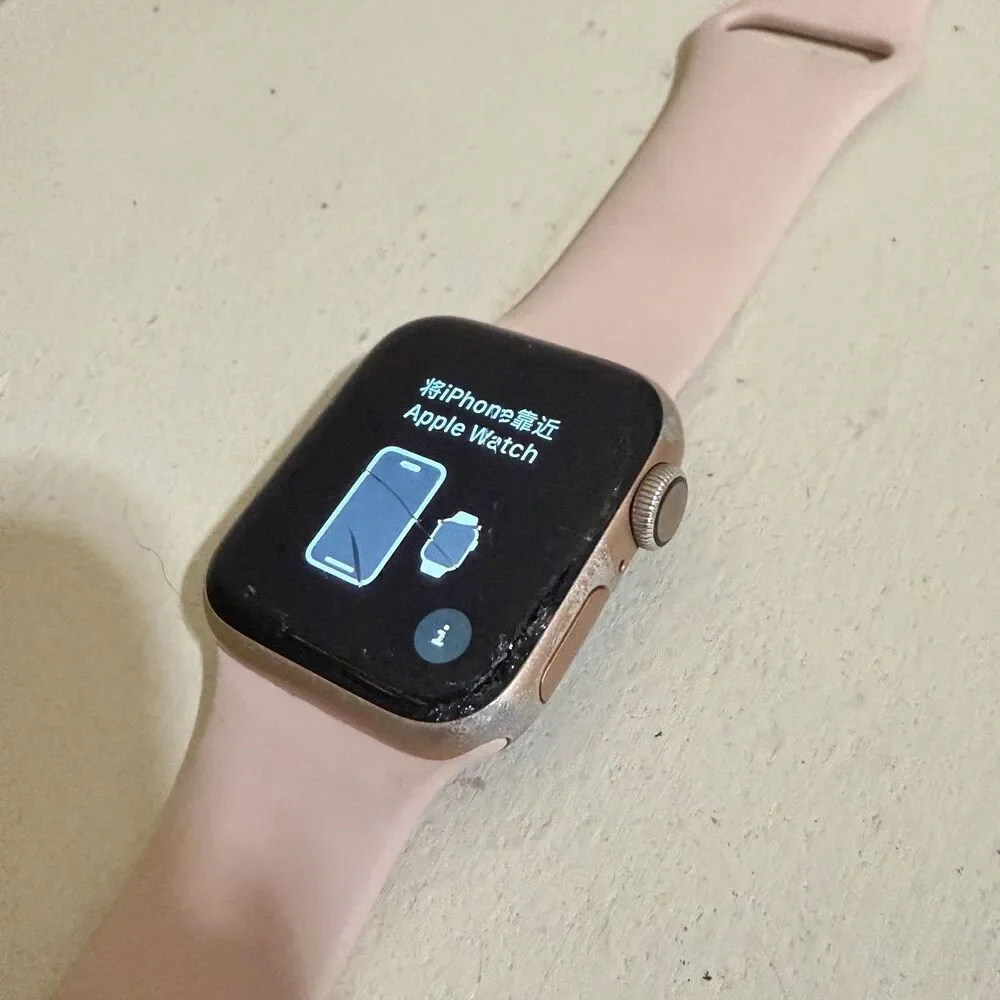 Apple Watch Series 4 40mm 16GB GPS Aluminum Rose Gold Cracked Screen w/ Charger
